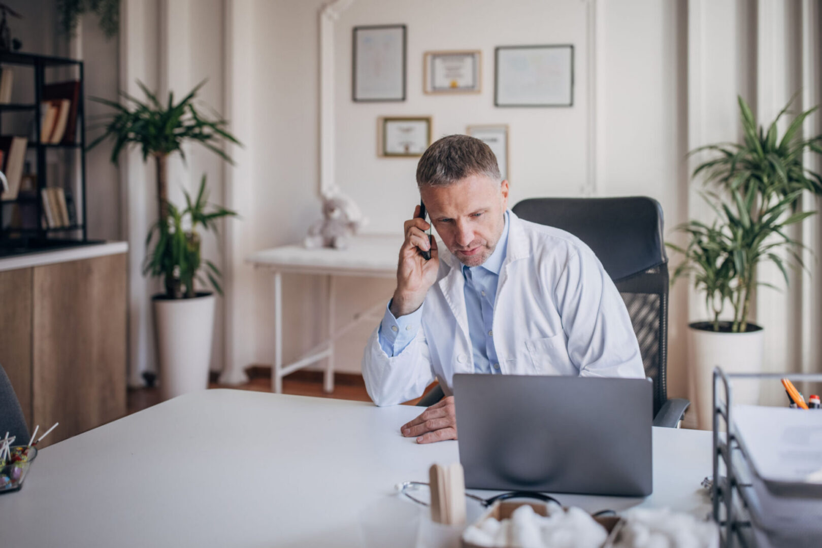 Physician multitasking in modern office
